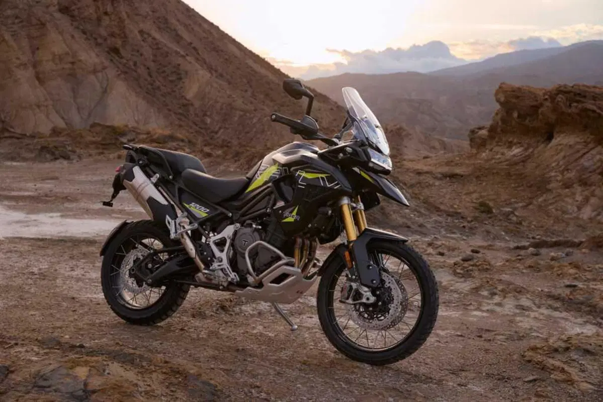 Triumph Tiger 900 e 1200: arrivano le Alpine e Desert Edition 2026 (23)