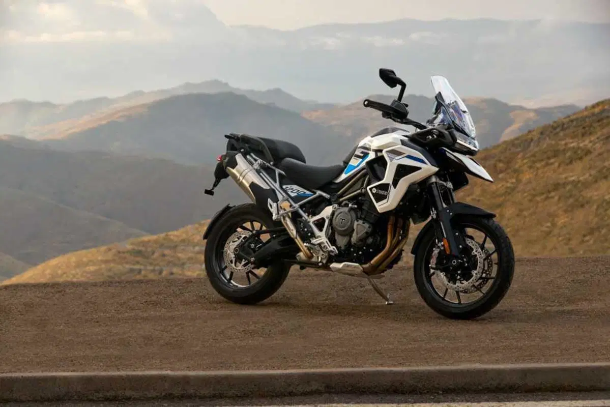 Triumph Tiger 900 e 1200: arrivano le Alpine e Desert Edition 2026 (24)