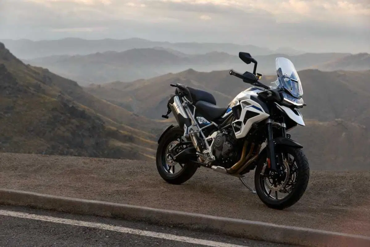 Triumph Tiger 900 e 1200: arrivano le Alpine e Desert Edition 2026 (25)