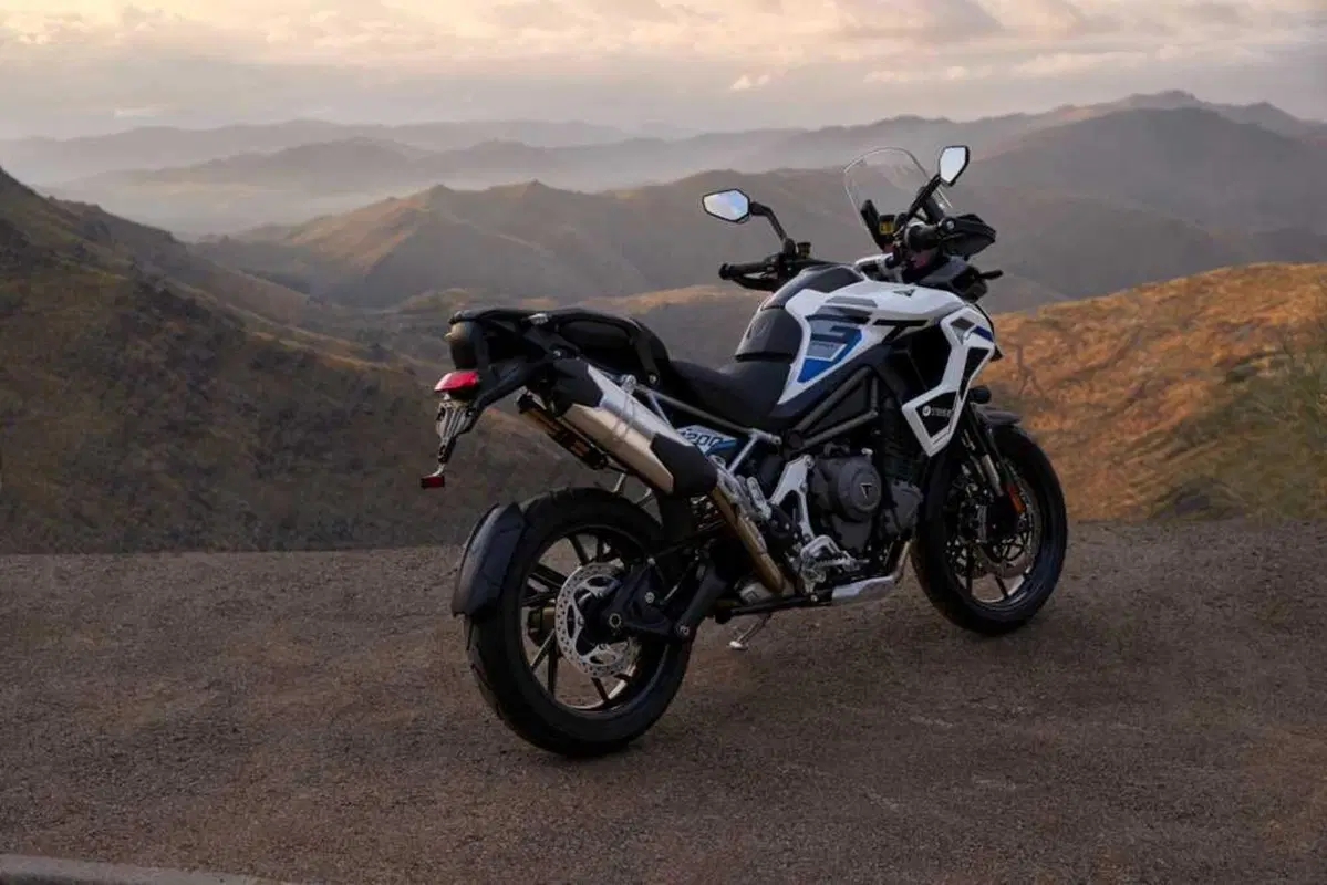 Triumph Tiger 900 e 1200: arrivano le Alpine e Desert Edition 2026 (26)