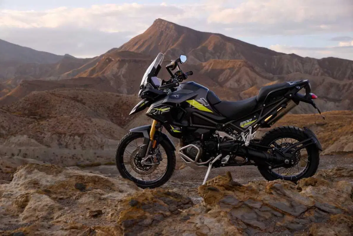 Triumph Tiger 900 e 1200: arrivano le Alpine e Desert Edition 2026 (27)