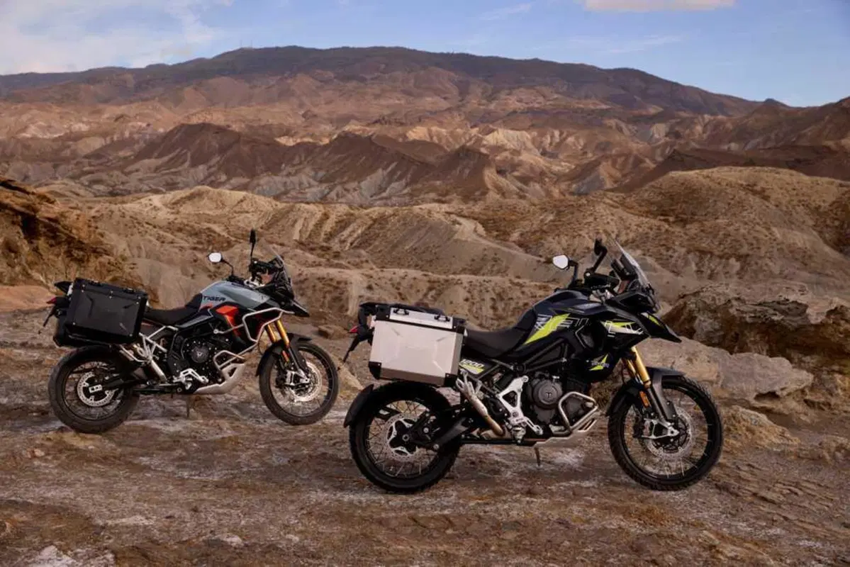 Triumph Tiger 900 e 1200: arrivano le Alpine e Desert Edition 2026 (28)
