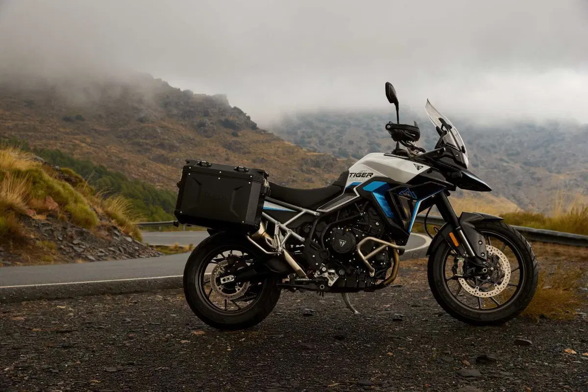 Triumph Tiger 900 e 1200: arrivano le Alpine e Desert Edition 2026 (29)