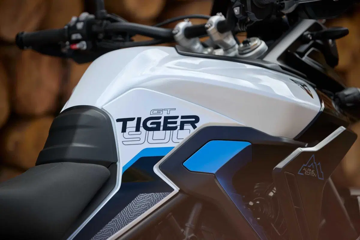 Triumph Tiger 900 e 1200: arrivano le Alpine e Desert Edition 2026 (34)