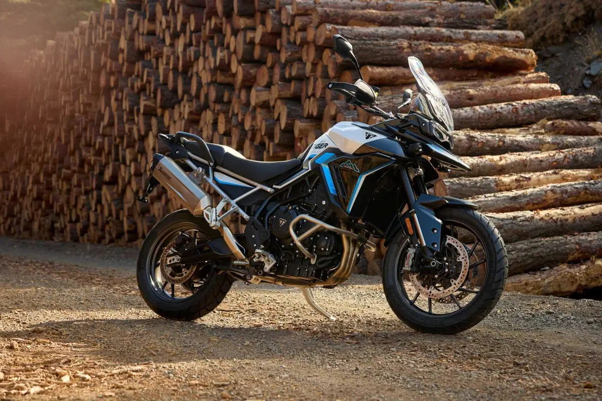 Triumph Tiger 900 e 1200: arrivano le Alpine e Desert Edition 2026 (36)