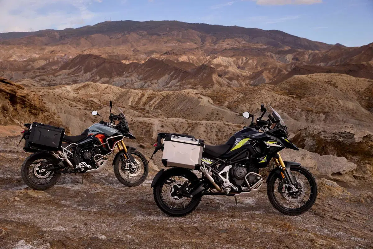Triumph Tiger 900 e 1200: arrivano le Alpine e Desert Edition 2026 (37)