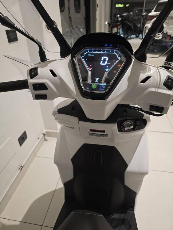 Voge Sfida SR16 200 (2025) (4)