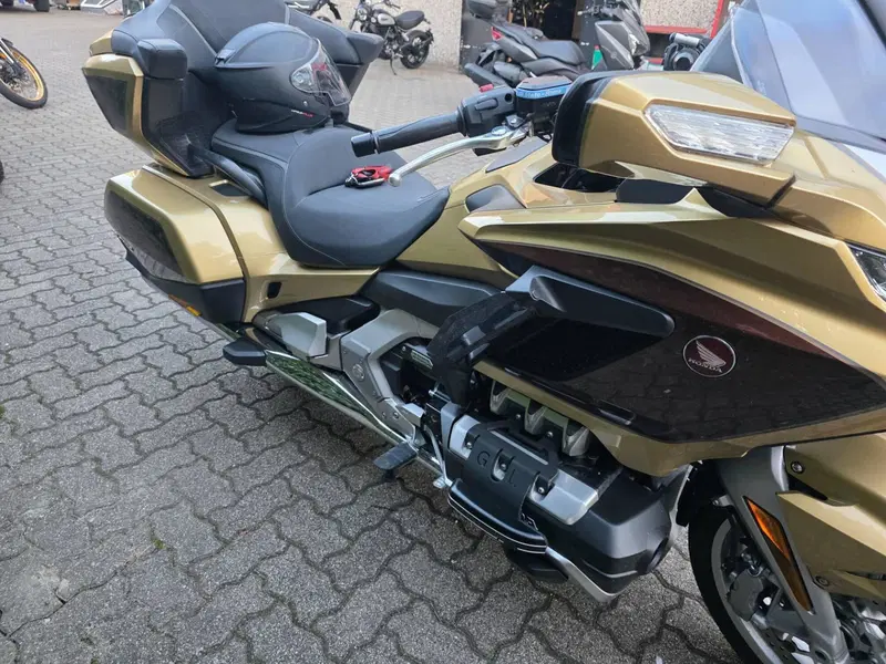 Honda GL 1800 Gold Wing Tour 50° Anniversario (2025 - 26) (5)