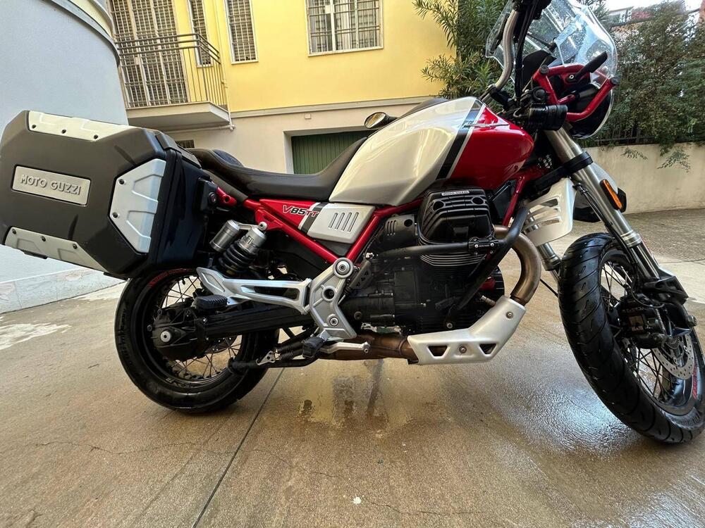 Moto Guzzi V85 TT Evocative Graphics (2021 - 23) (2)