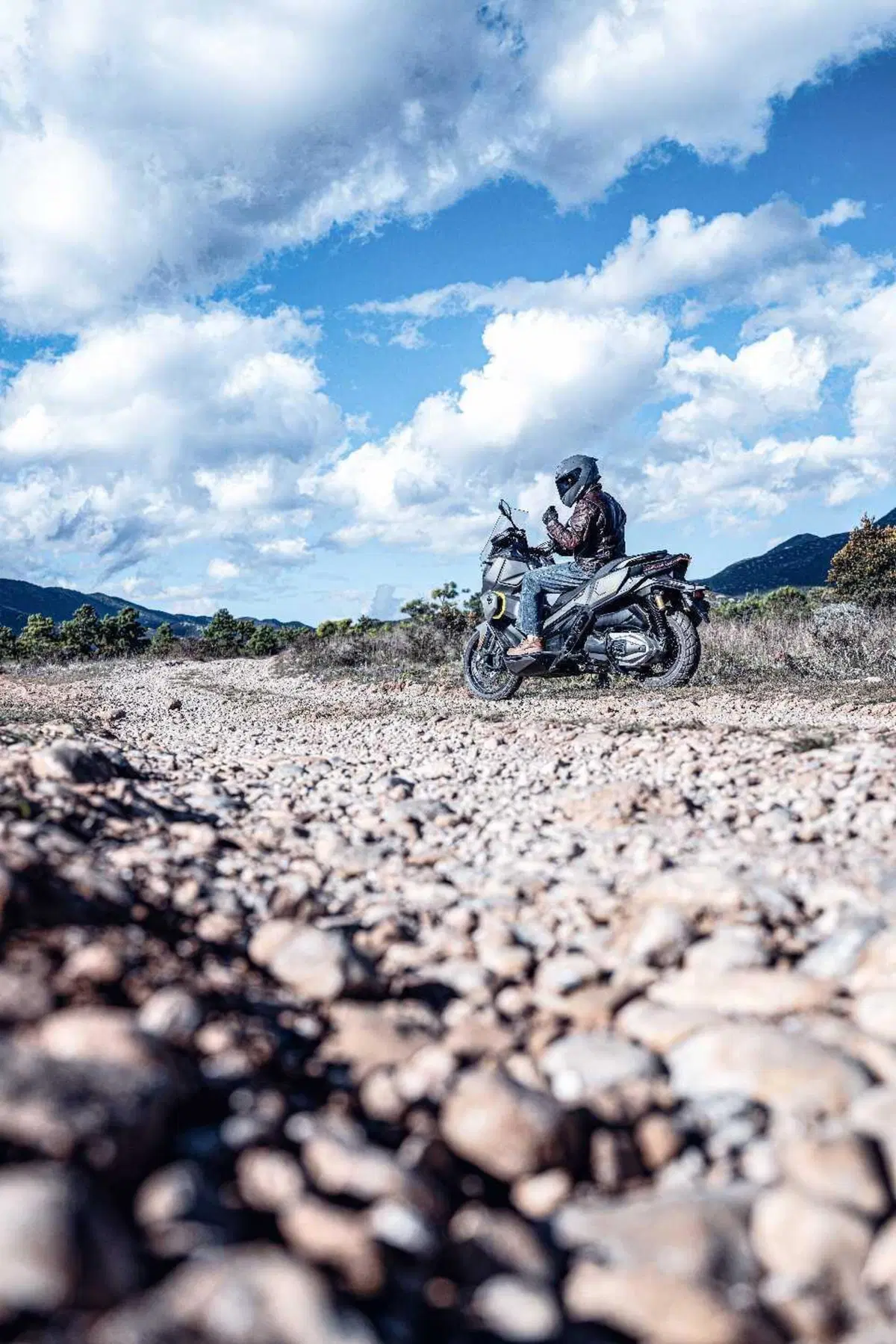 A EICMA 2025 arriva il Voge SR450X! Motore bicilindrico e cerchio anteriore da 17" [VIDEO]