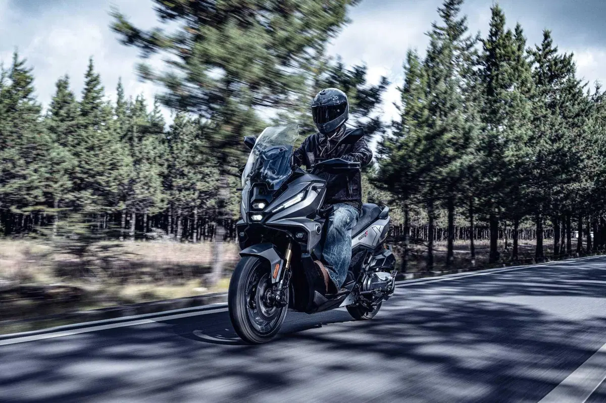 A EICMA 2025 arriva il Voge SR450X! Motore bicilindrico e cerchio anteriore da 17" [VIDEO] (5)