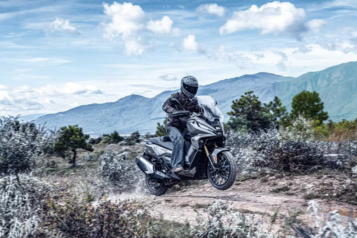 A EICMA 2025 arriva il Voge SR450X! Motore bicilindrico e cerchio anteriore da 17" [VIDEO] (6)