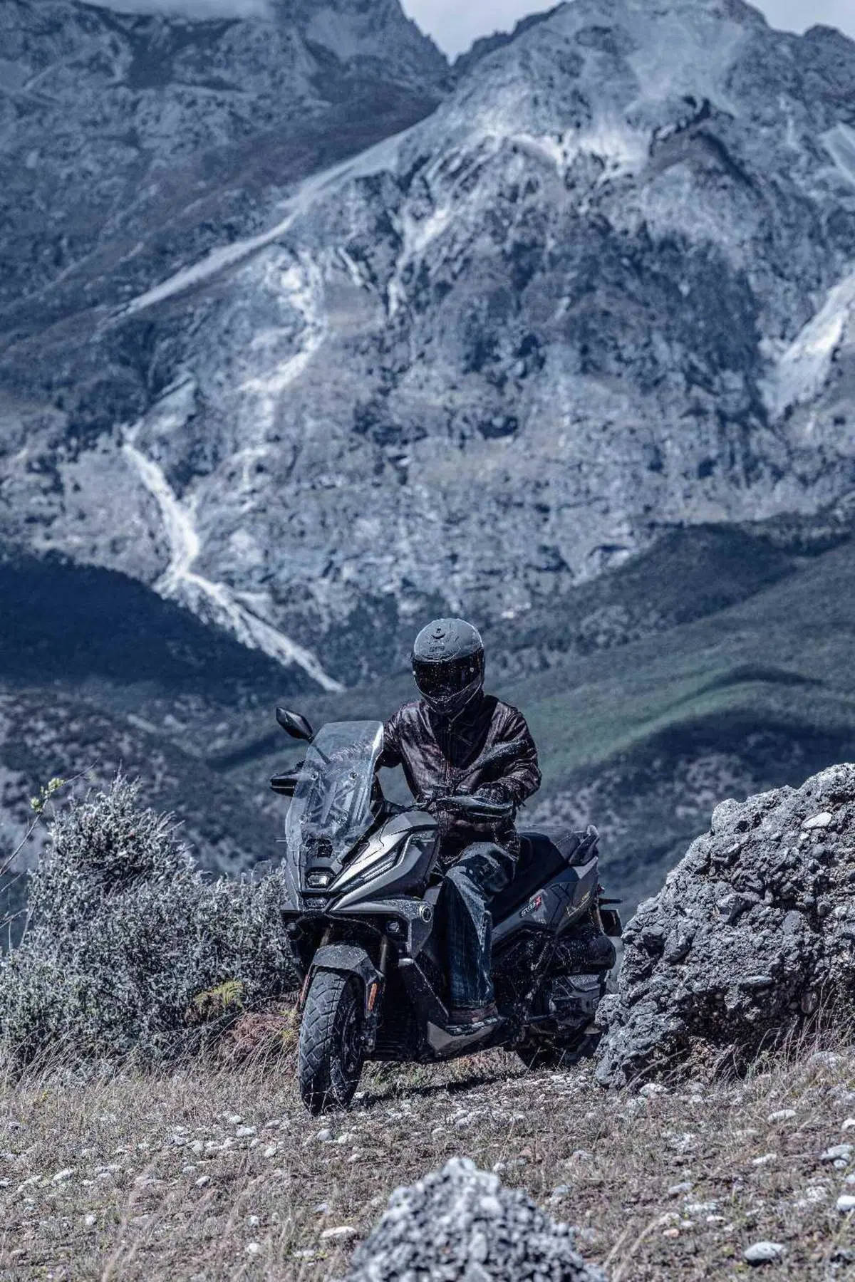 A EICMA 2025 arriva il Voge SR450X! Motore bicilindrico e cerchio anteriore da 17" [VIDEO] (7)