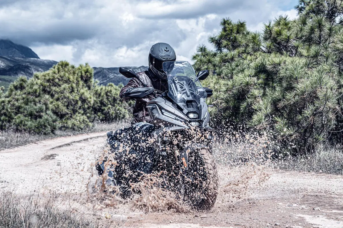 A EICMA 2025 arriva il Voge SR450X! Motore bicilindrico e cerchio anteriore da 17" [VIDEO]