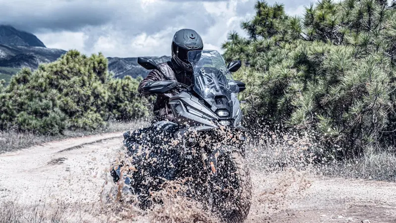 A EICMA 2025 arriva il Voge SR450X! Motore bicilindrico e cerchio anteriore da 17" [VIDEO]