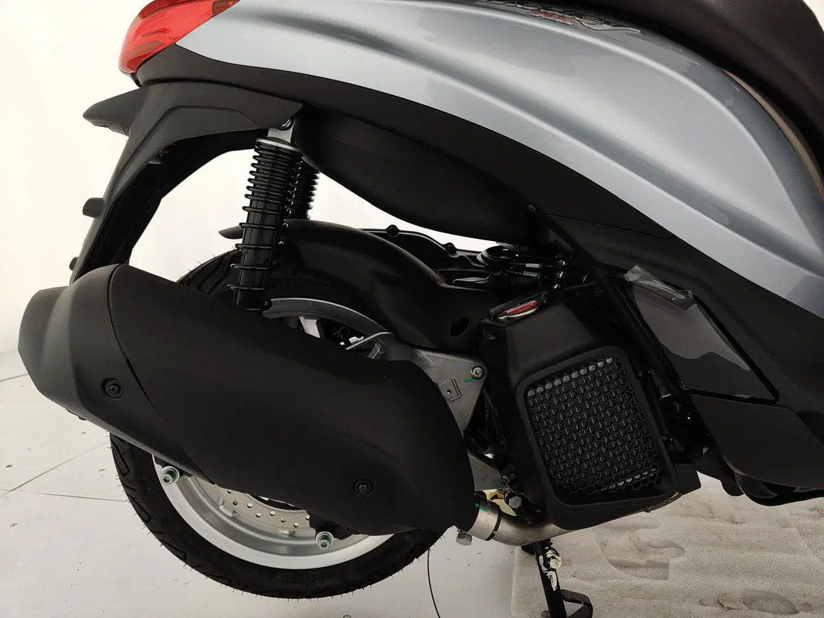 Piaggio 1 Active (2022 - 26) (12)