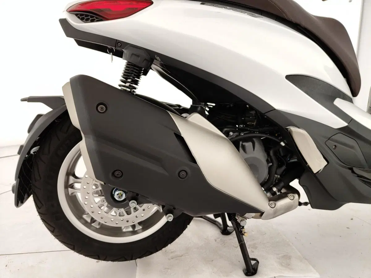 Piaggio Beverly 400 25th Anniversary (2026) (15)