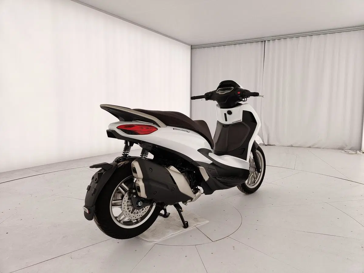 Piaggio Beverly 400 25th Anniversary (2026) (4)