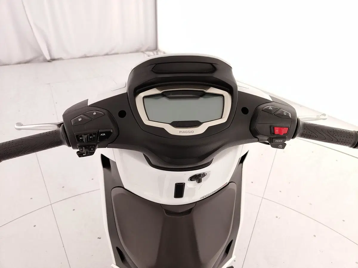 Piaggio Beverly 400 25th Anniversary (2026) (11)