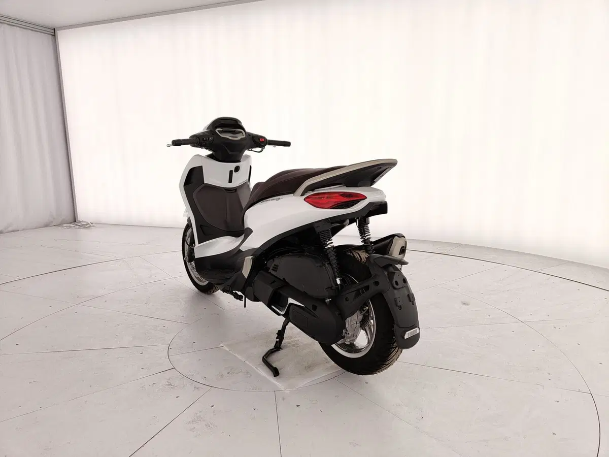 Piaggio Beverly 400 25th Anniversary (2026) (3)