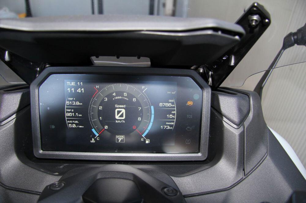 Yamaha T-Max 560 Tech Max (2025) (5)