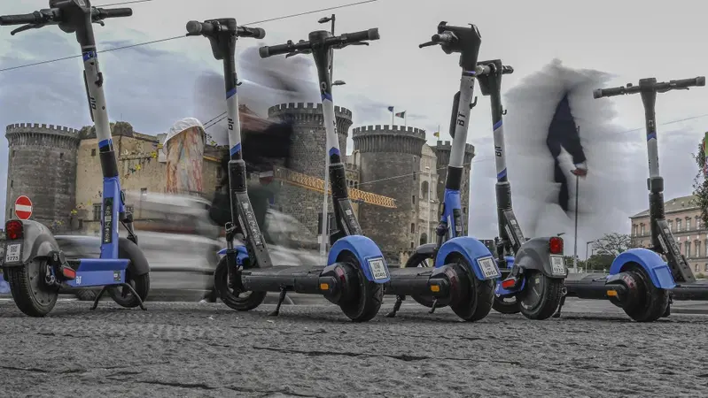 Bologna, sfreccia a 80 km/h su un monopattino modificato e poi cade: beccato dalla Polizia con droga e contanti
