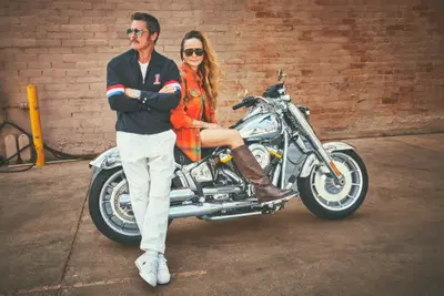 Brad Pitt attore, motociclista e... stilista: lancia una linea in cashmere per Harley-Davidson