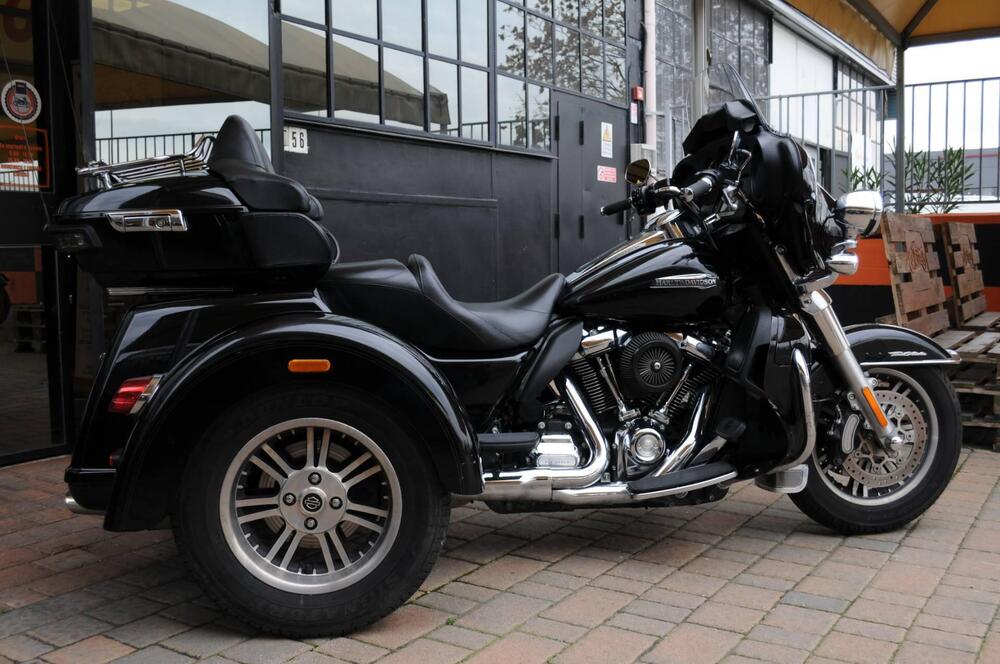 Harley-Davidson 107 Tri Glide Ultra (2016) - FLHTCUTG (2)