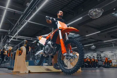 Rivoluzione KTM: Bajaj &egrave; al comando e annuncia tagli drastici per salvare il marchio austriaco
