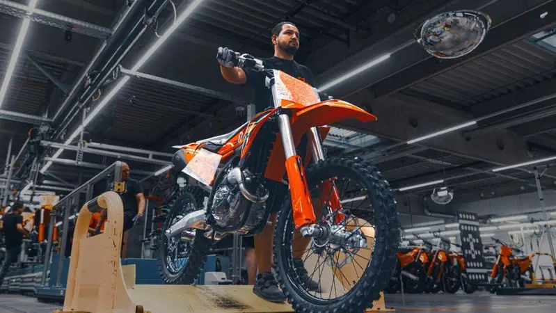 Rivoluzione KTM: Bajaj &egrave; al comando e annuncia tagli drastici per salvare il marchio austriaco