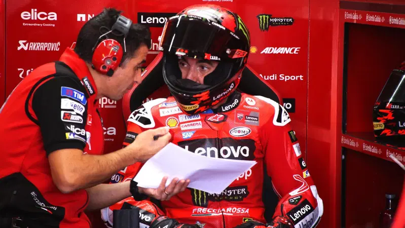MotoGP 2025. GP di Valencia. Pecco Bagnaia, 14&deg; alla fine del venerd&igrave;: "Siamo andati nella direzione sbagliata"