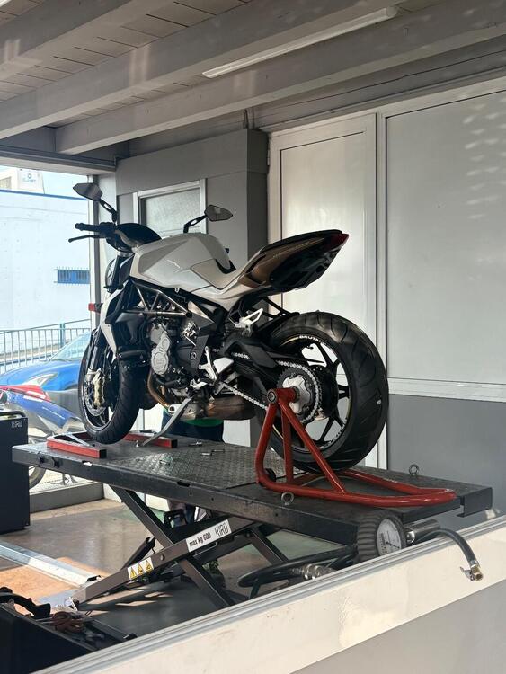 MV Agusta Brutale 675 (2011 - 15) (2)