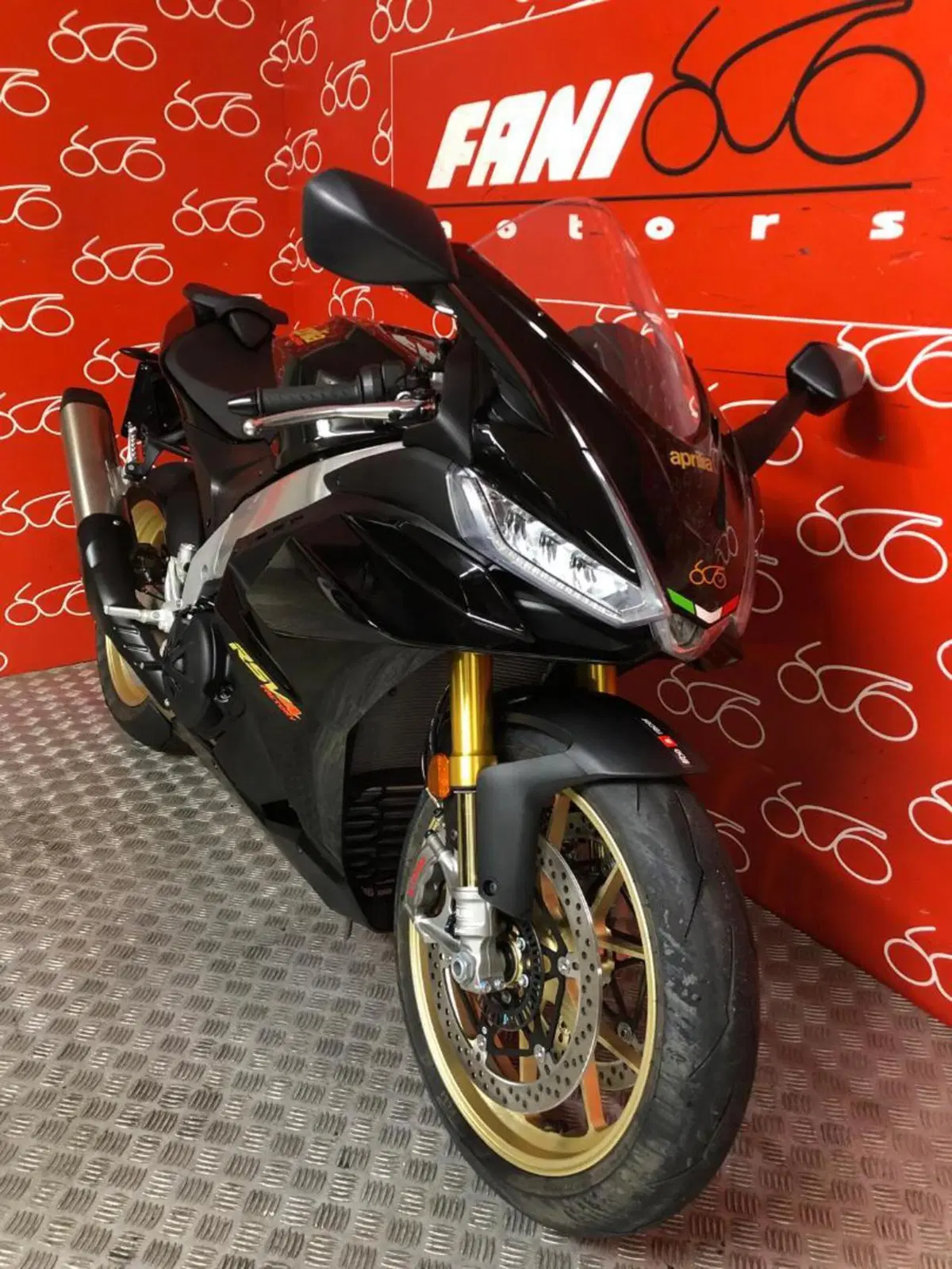 Aprilia RSV4 1100 Factory (2021 - 24) (2)