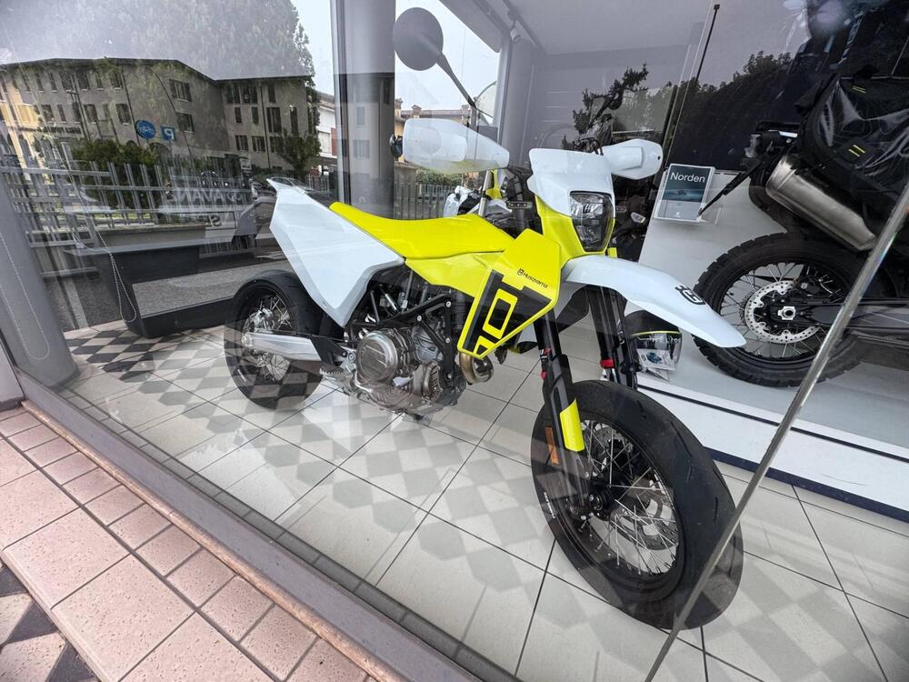 Husqvarna 701 Supermoto (2026) (2)