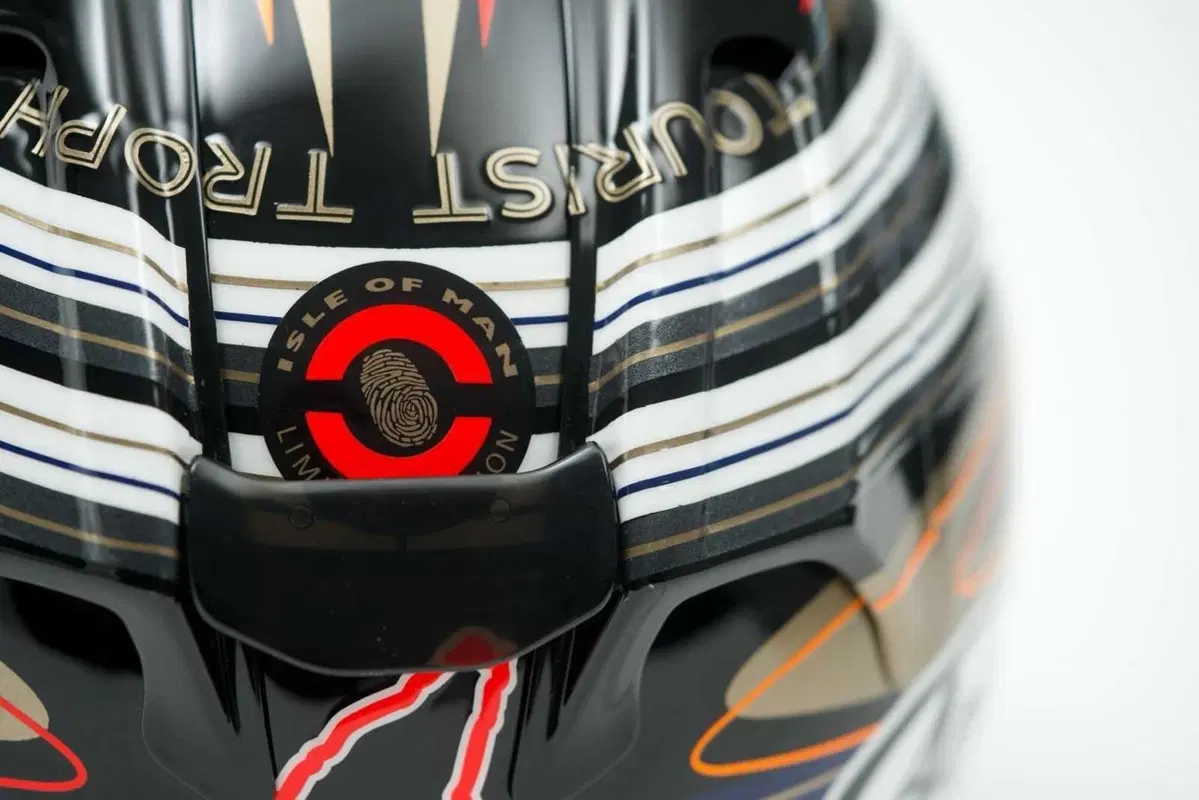 Arai svela il nuovo RX-7V Evo Isle of Man TT in Edizione Limitata 2026 (3)