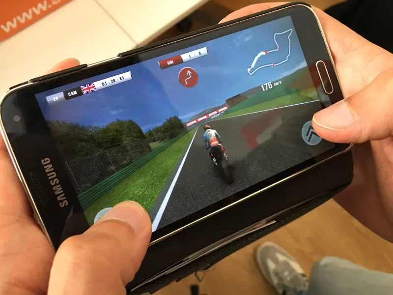 Il sensore giroscopico dello smartphone regola l'inclinazione della moto