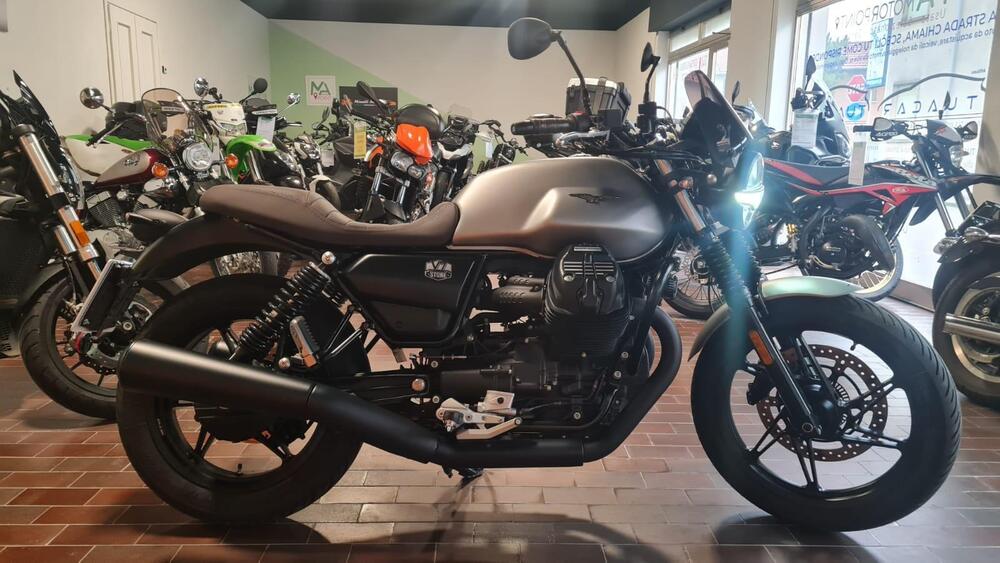 Moto Guzzi V7 Stone (2021 - 24) (2)
