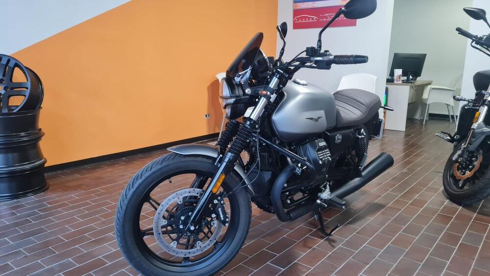 Moto Guzzi V7 Stone (2021 - 24) (4)