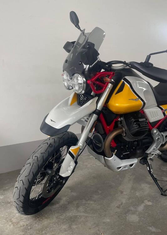 Moto Guzzi V85 TT Evocative Graphics (2019 - 20) (2)