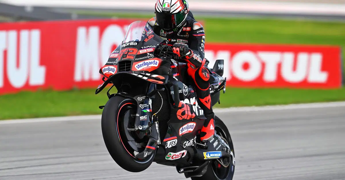 MotoGP 2025. GP di Valencia. Un'altra vittoria di Marco Bezzecchi! Doppietta Aprilia con Raul Fernandez, terzo Diggia. Caduto subito Bagnaia [RISULTATI]