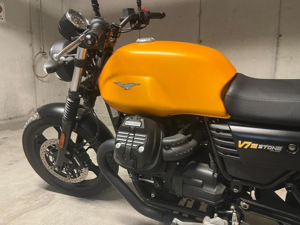 Moto Guzzi V7 III Stone (2017 - 20) (3)