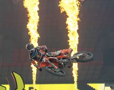 Weekend di Supercross: Parigi vs. Vancouver! Debutto stellare di Tomac in KTM e fine settimana complicato per Jett Lawrence