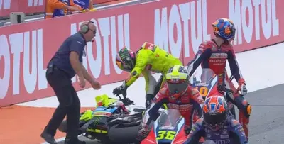 MotoGP 2025. GP di Valencia. Frattura del quinto metacarpo sinistro per Franco Morbidelli dopo l'incidente in griglia di partenza: salter&agrave; i test di marted&igrave;