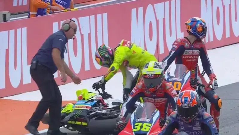MotoGP 2025. GP di Valencia. Frattura del quinto metacarpo sinistro per Franco Morbidelli dopo l'incidente in griglia di partenza: salter&agrave; i test di marted&igrave;