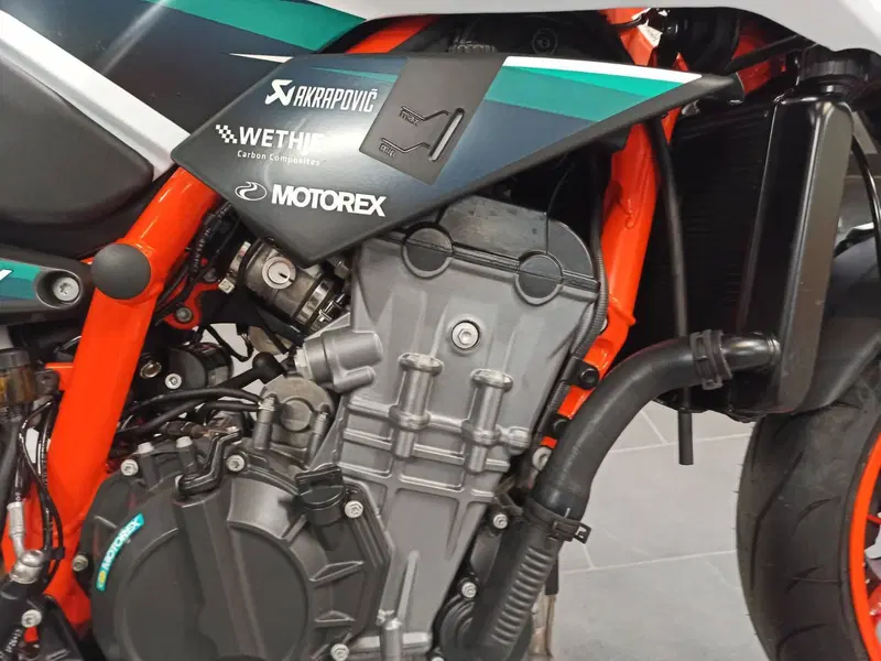KTM 890 Duke R (2021) (13)