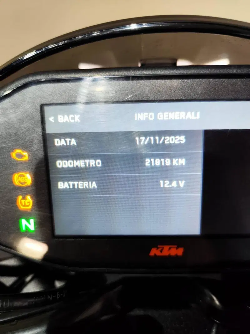 KTM 890 Duke R (2021) (10)