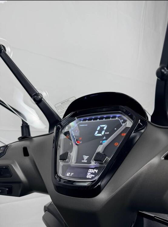 Voge Sfida SR16 200 (2025) (2)