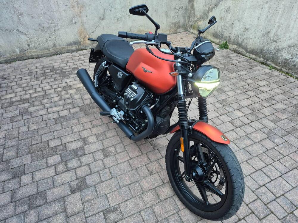 Moto Guzzi V7 Stone (2021 - 24) (2)
