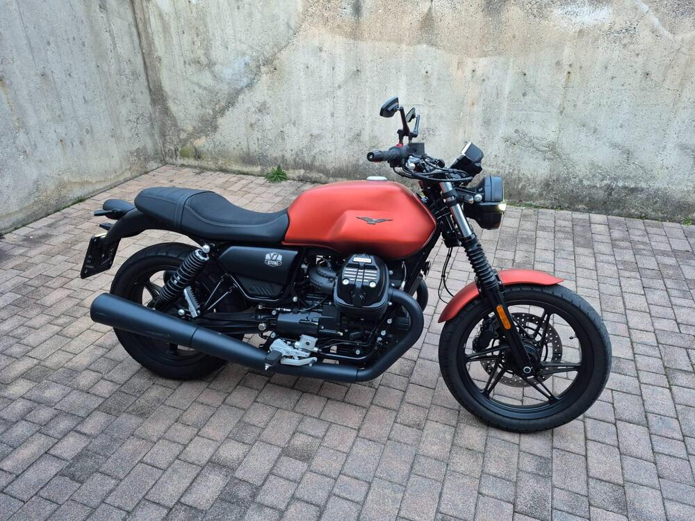Moto Guzzi V7 Stone (2021 - 24) (3)