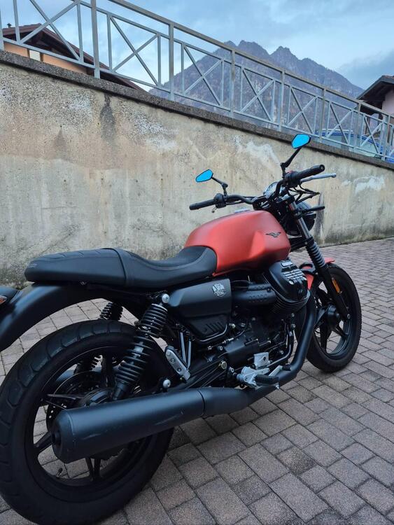 Moto Guzzi V7 Stone (2021 - 24) (4)